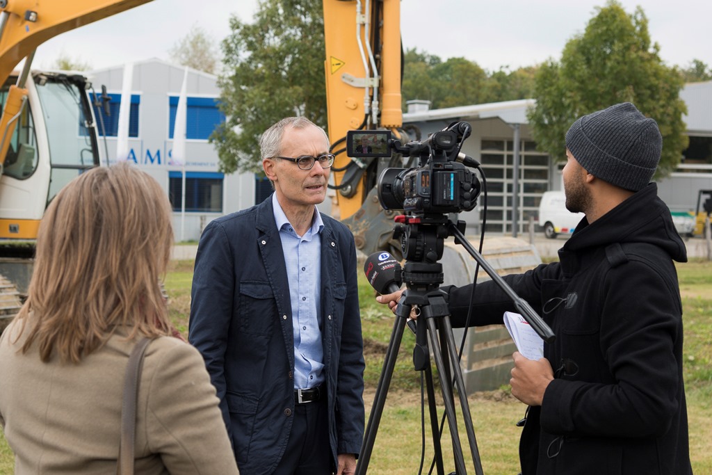 Public Relations beeinhaltet auch Fernsehinterviews zu organisieren und koordinieren.